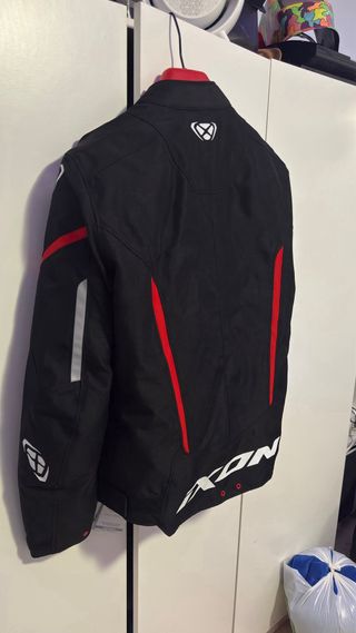 Chaqueta de moto Ixon negra y roja.