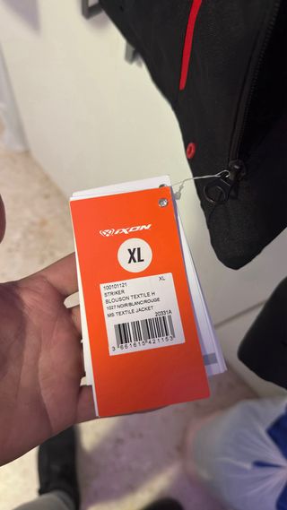 Chaqueta de moto Ixon negra y roja.