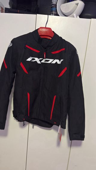 Chaqueta de moto Ixon negra y roja.