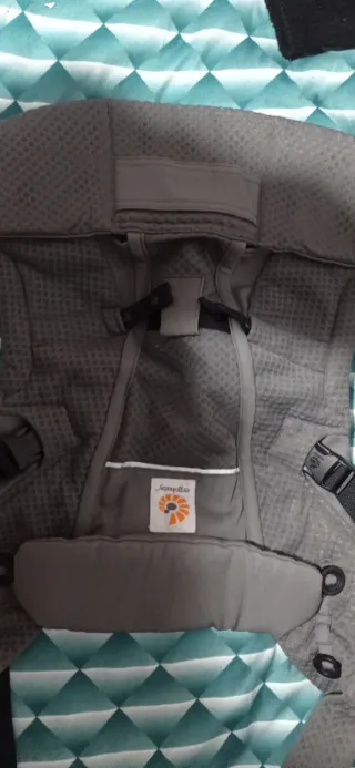 Mochila + Capa Impermeable Ergobaby Adapt