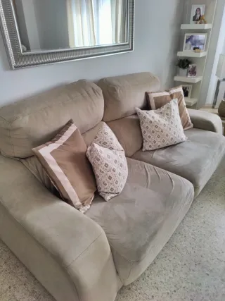 Sofá de tela microfibra beige