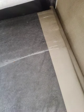 Sofá de tela microfibra beige