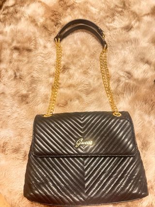 Bolso Guess negro con cadena dorada