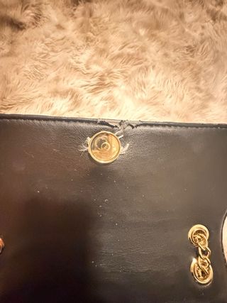 Bolso Guess negro con cadena dorada