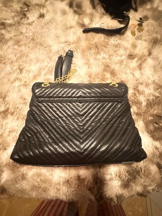 Bolso Guess negro con cadena dorada