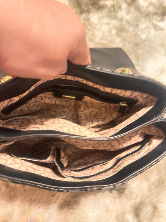 Bolso Guess negro con cadena dorada