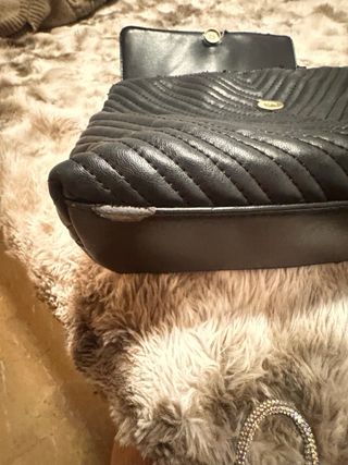 Bolso Guess negro con cadena dorada