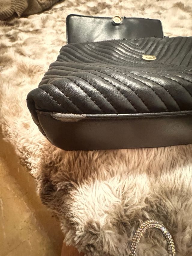 Bolso Guess negro con cadena dorada