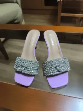 Zapatos de tacón morados y plateados talla 37