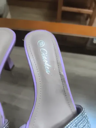 Zapatos de tacón morados y plateados talla 37