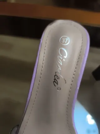 Zapatos de tacón morados y plateados talla 37