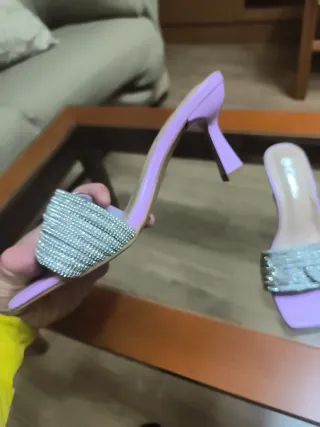 Zapatos de tacón morados y plateados talla 37