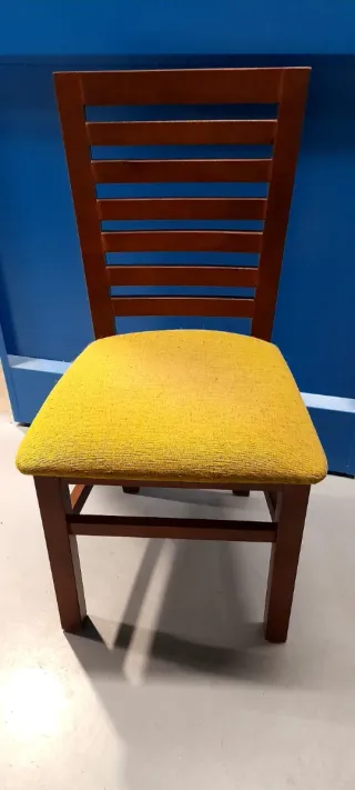 Silla de madera con asiento tapizado en verde