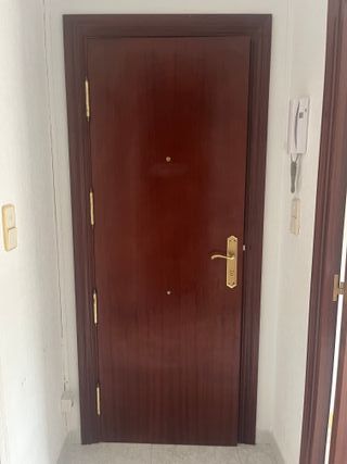 Puerta madera maciza entrada