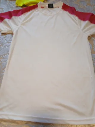 Camiseta deportiva blanca y rosa