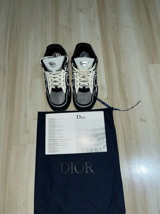 Zapatillas deportivas grises y negras