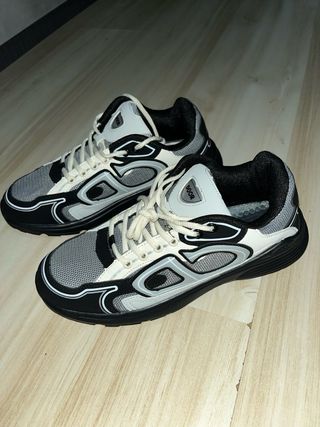 Zapatillas deportivas grises y negras