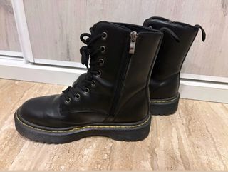 Botas negras con cremallera y cordones
