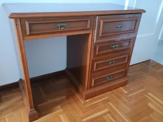 Escritorio de madera marrón