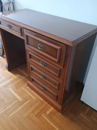 Escritorio de madera marrón