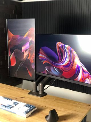 SETUP IA BenQ 27 + MSI 24 brazos ergonómicos doble