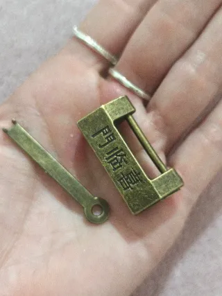 Candado chino estilo antiguo con llave