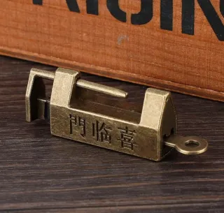 Candado chino estilo antiguo con llave