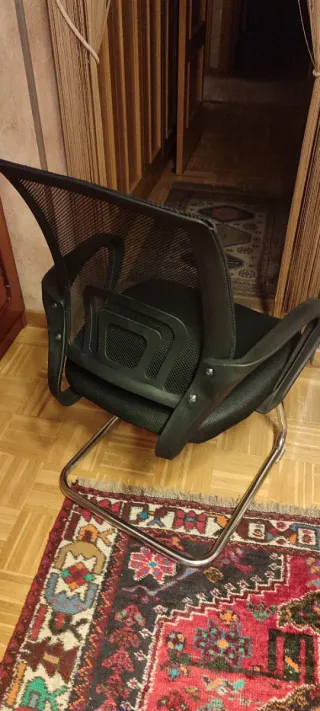 Silla de oficina negra y plateada