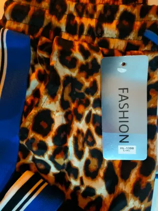 Pantalones animal print. L-XL y S-M.