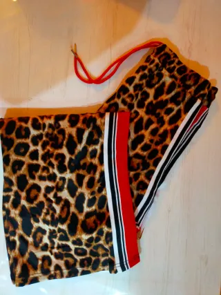 Pantalones animal print. L-XL y S-M.