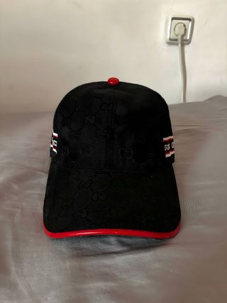 Gorra Gucci Negra con detalles rojos