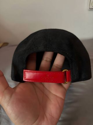 Gorra Gucci Negra con detalles rojos
