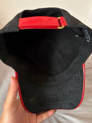 Gorra Gucci Negra con detalles rojos