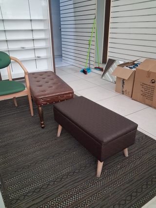 Taburetes de madera y polipiel marrones