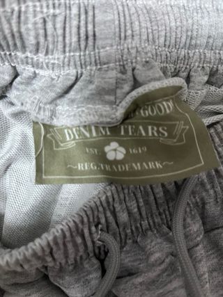 Pantaloncini grigi con stampa floreale