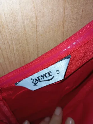 Vestido largo rojo con flores