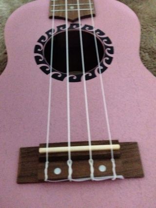 Ukelele rosa con funda incluida