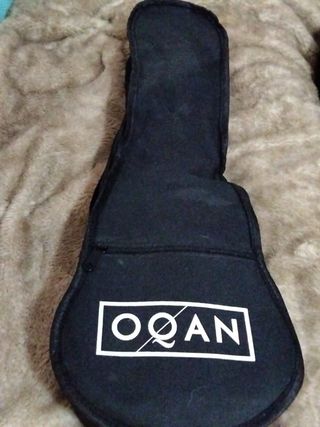 Ukelele rosa con funda incluida