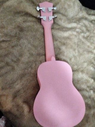 Ukelele rosa con funda incluida