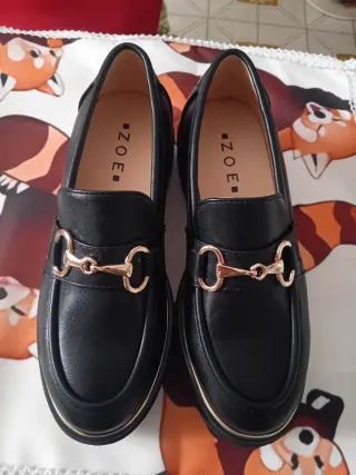 Mocassini Zoe neri con fibbia oro n°37
