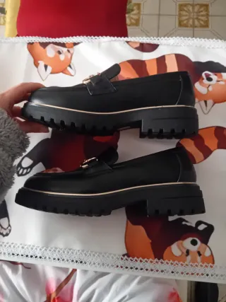 Mocassini Zoe neri con fibbia oro n°37