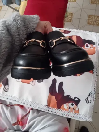 Mocassini Zoe neri con fibbia oro n°37