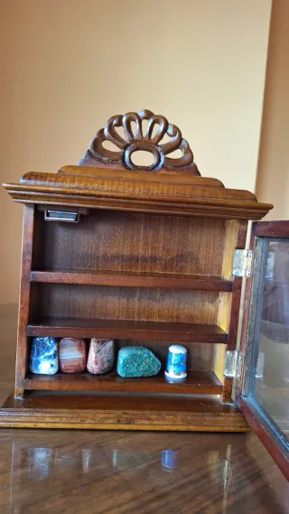 Vitrina de madera y cristal