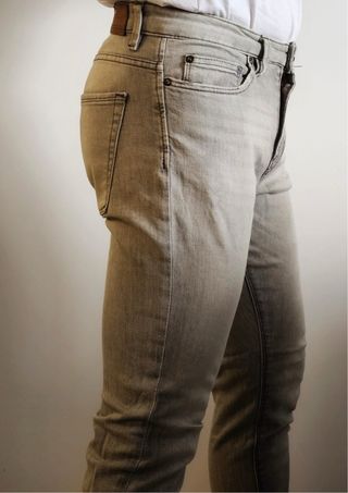 Pantalón vaquero pitillo gris