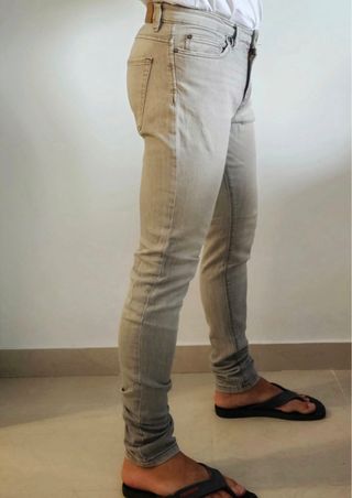 Pantalón vaquero pitillo gris