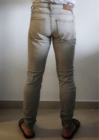 Pantalón vaquero pitillo gris
