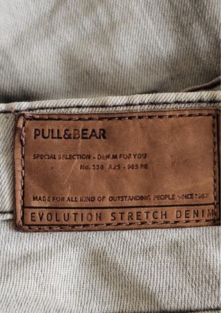 Pantalón vaquero pitillo gris