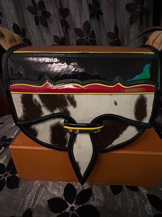 Cartera de piel con estampado de vaca
