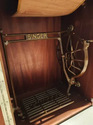 Máquina de coser Singer con mueble y pedal