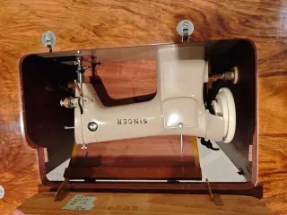 Máquina de coser Singer con mueble y pedal
